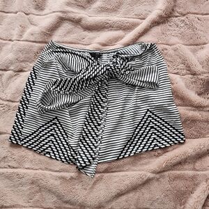 Banana Republic Size XS Chic Striped Black and White Skirt